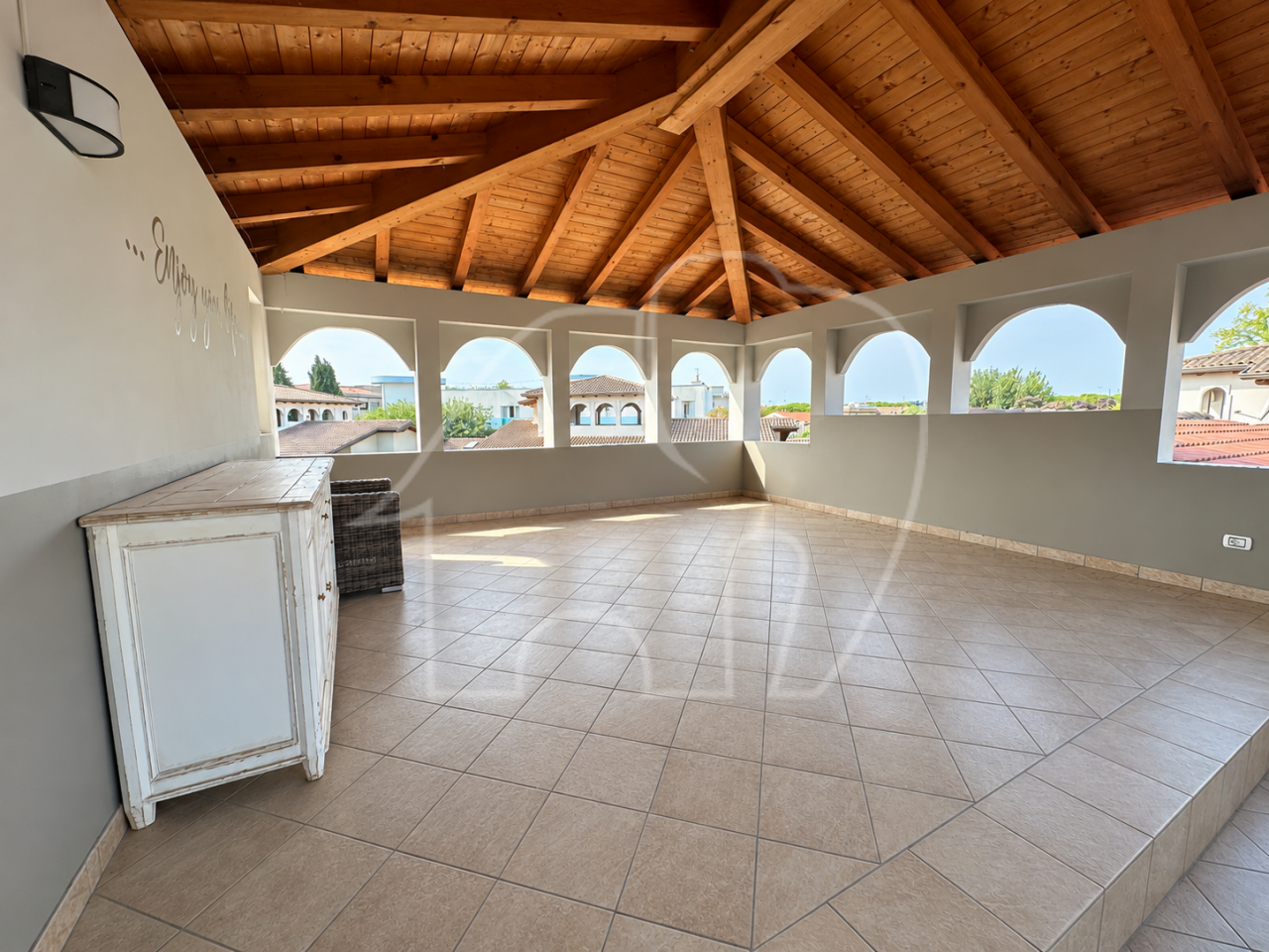 010__j10 Wohnen wie im Urlaub: Reihenhausvilla mit Garten und Terrassen