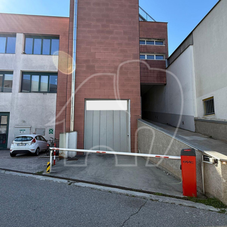 Ampio Magazzino/capannone di 700 m² con Vista Ippodromo e Potenzialità Residenziale