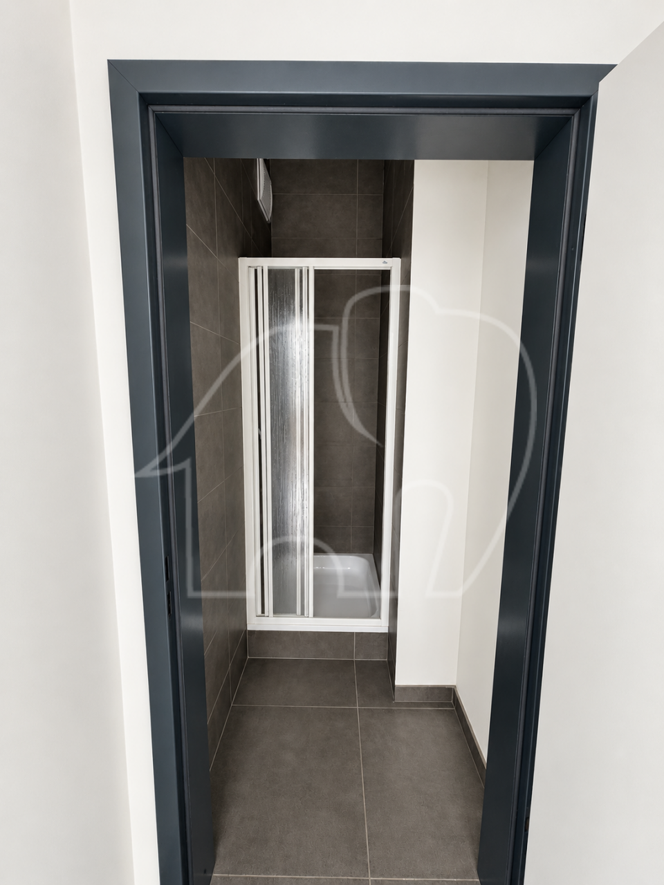 011__i1 Ampio ufficio con uffico e montacarichi