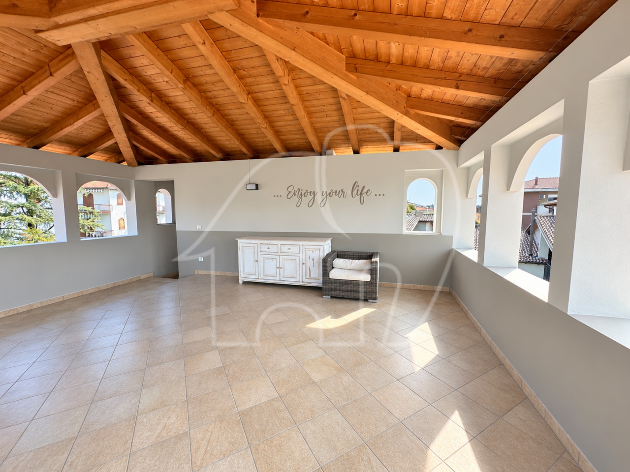 011__j11 Wohnen wie im Urlaub: Reihenhausvilla mit Garten und Terrassen