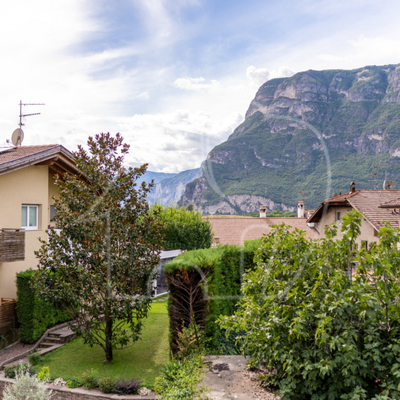 Sonnige 3-Zimmerwohnung mit großer Terrasse und Bergblick in Laag