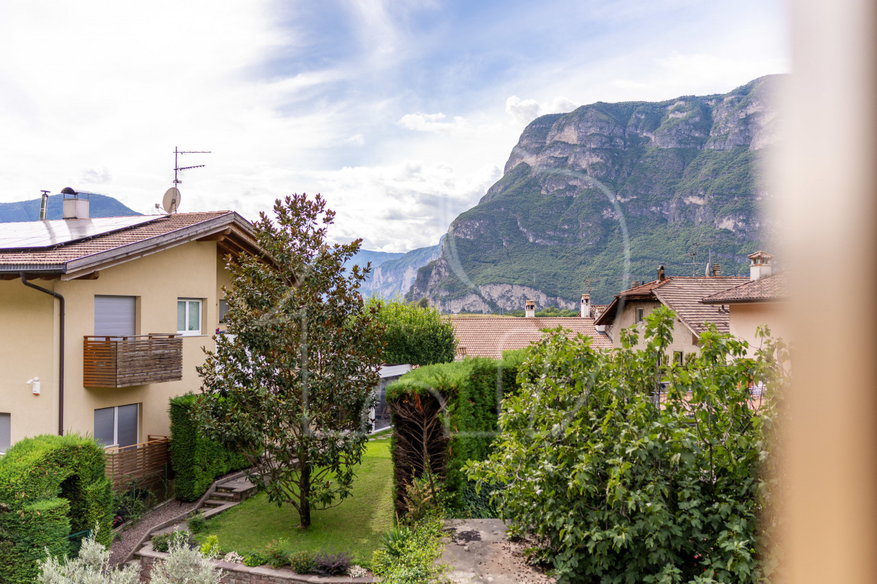 Sonnige 3-Zimmerwohnung mit großer Terrasse und Bergblick in Laag