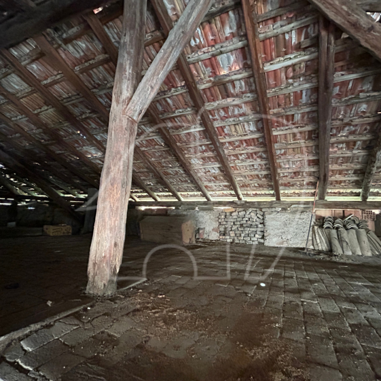 Ton, Nonstal: Sanierungsbedürftige Haus