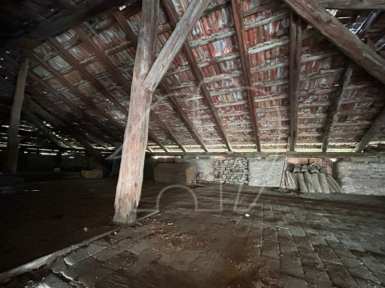 Ton, Nonstal: Sanierungsbedürftige Haus