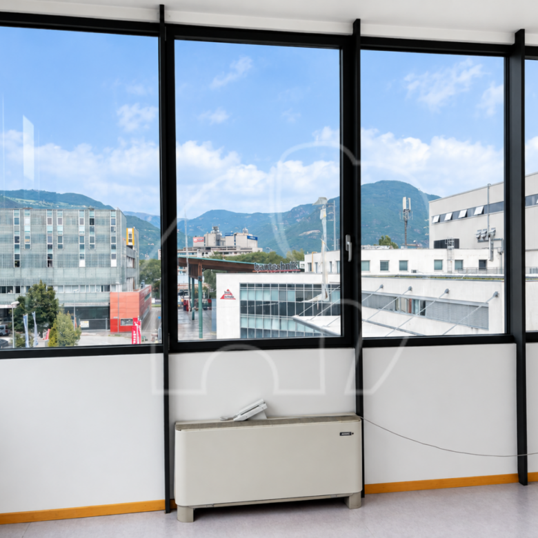 Großzügiges Büro mit Lager und Lastenaufzug