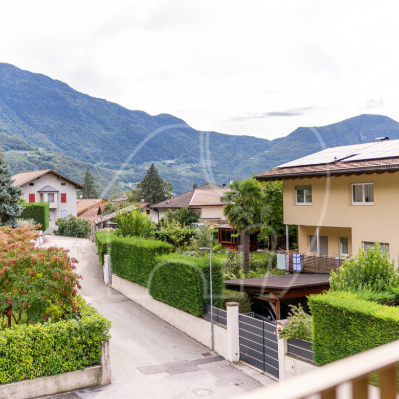 Sonnige 3-Zimmerwohnung mit großer Terrasse und Bergblick in Laag