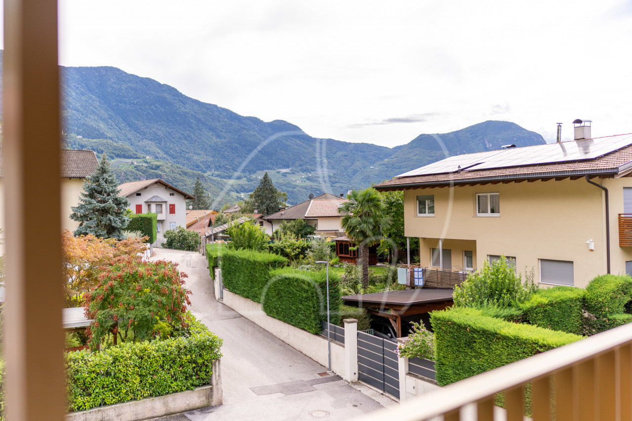 Sonnige 3-Zimmerwohnung mit großer Terrasse und Bergblick in Laag