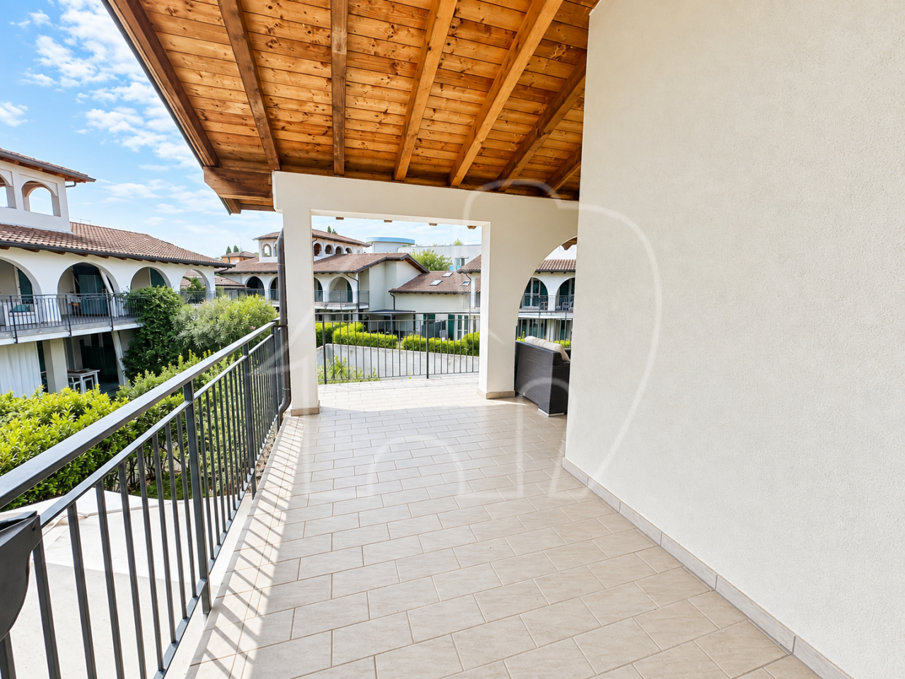 012__j8 Wohnen wie im Urlaub: Reihenhausvilla mit Garten und Terrassen