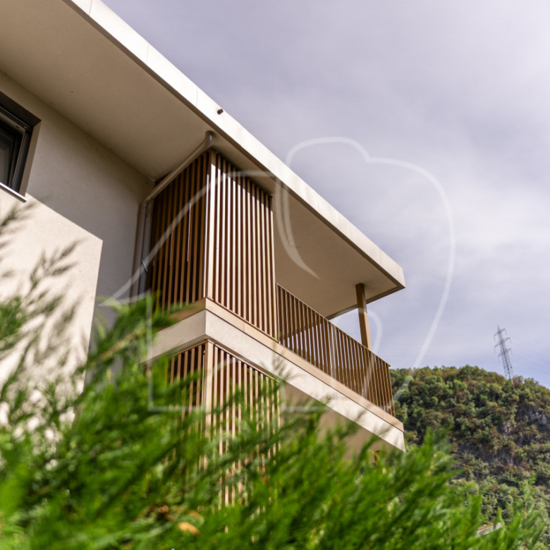 Sonnige 3-Zimmerwohnung mit großer Terrasse und Bergblick in Laag