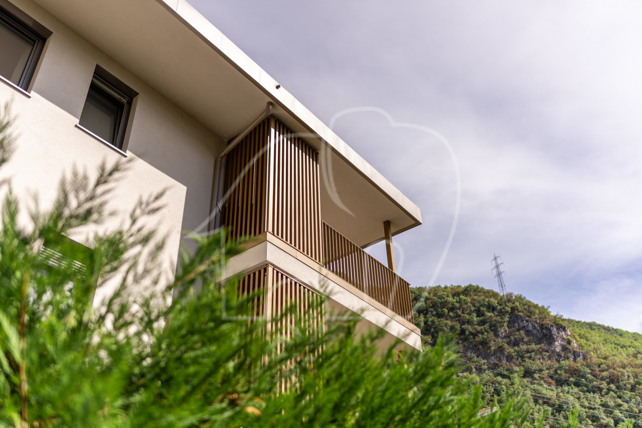 Sonnige 3-Zimmerwohnung mit großer Terrasse und Bergblick in Laag
