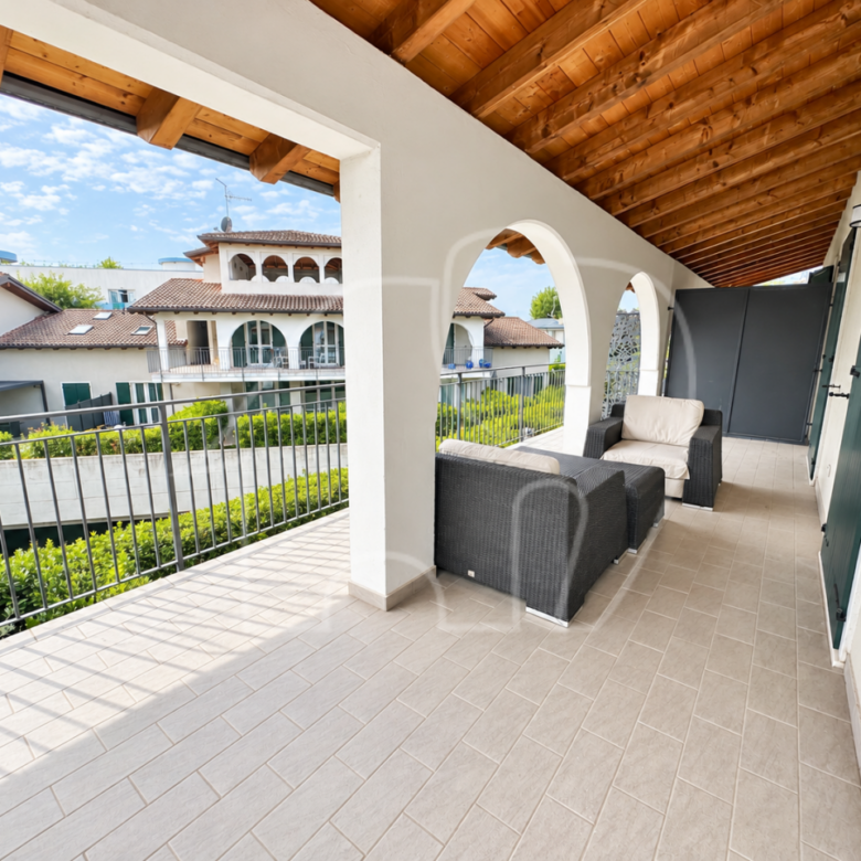Wohnen wie im Urlaub: Reihenhausvilla mit Garten und Terrassen