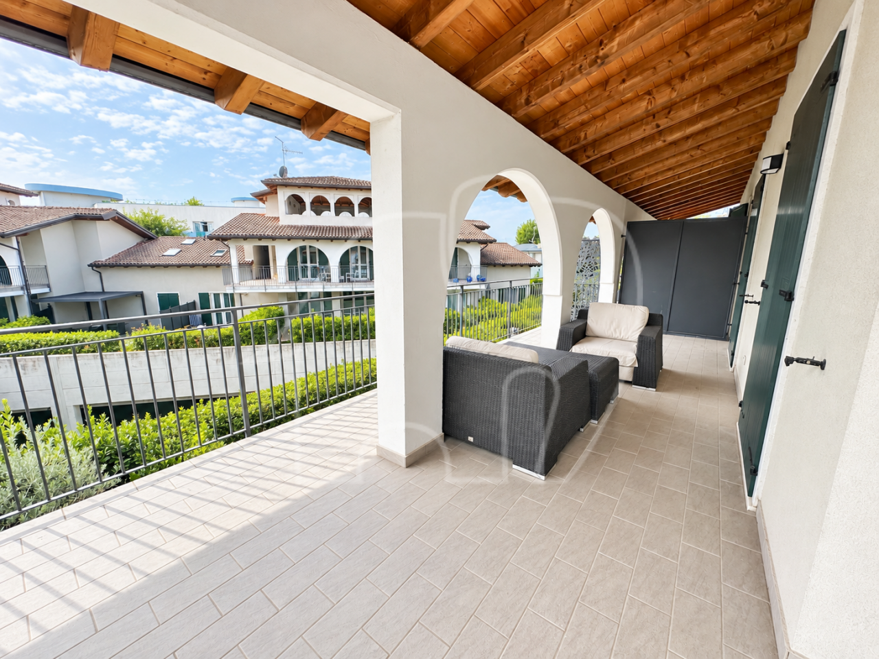 013__j9 Wohnen wie im Urlaub: Reihenhausvilla mit Garten und Terrassen