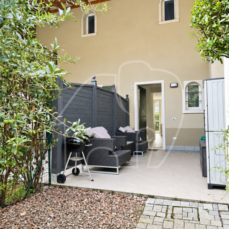 Wohnen wie im Urlaub: Reihenhausvilla mit Garten und Terrassen