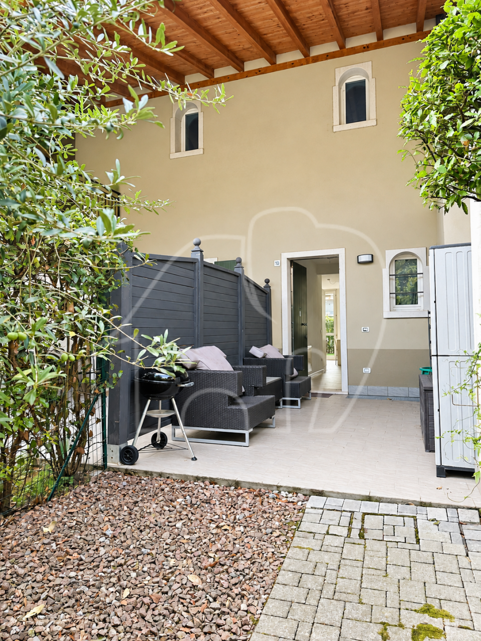 014__j1 Wohnen wie im Urlaub: Reihenhausvilla mit Garten und Terrassen