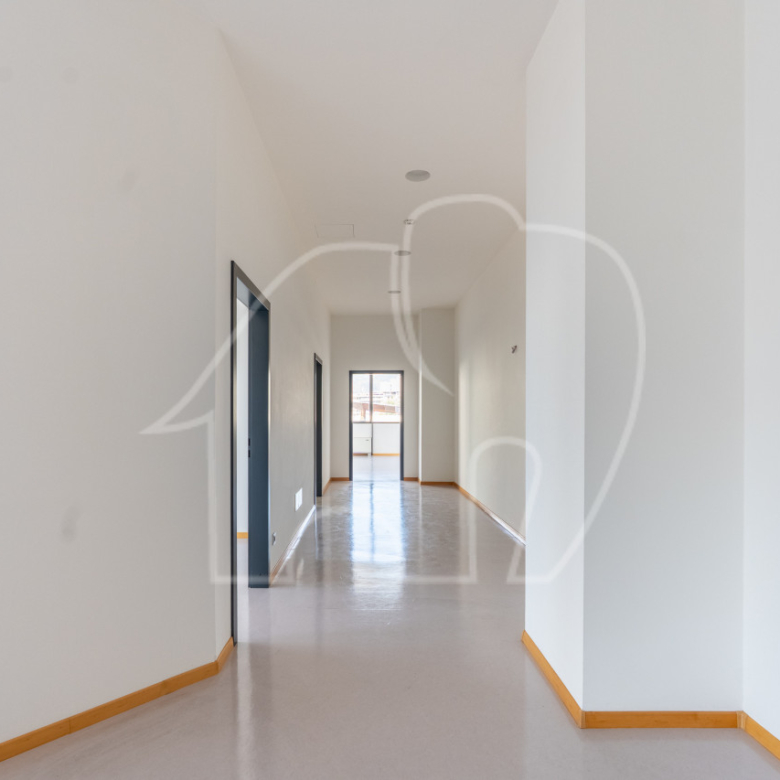 Ampio ufficio con magazzino e montacarichi