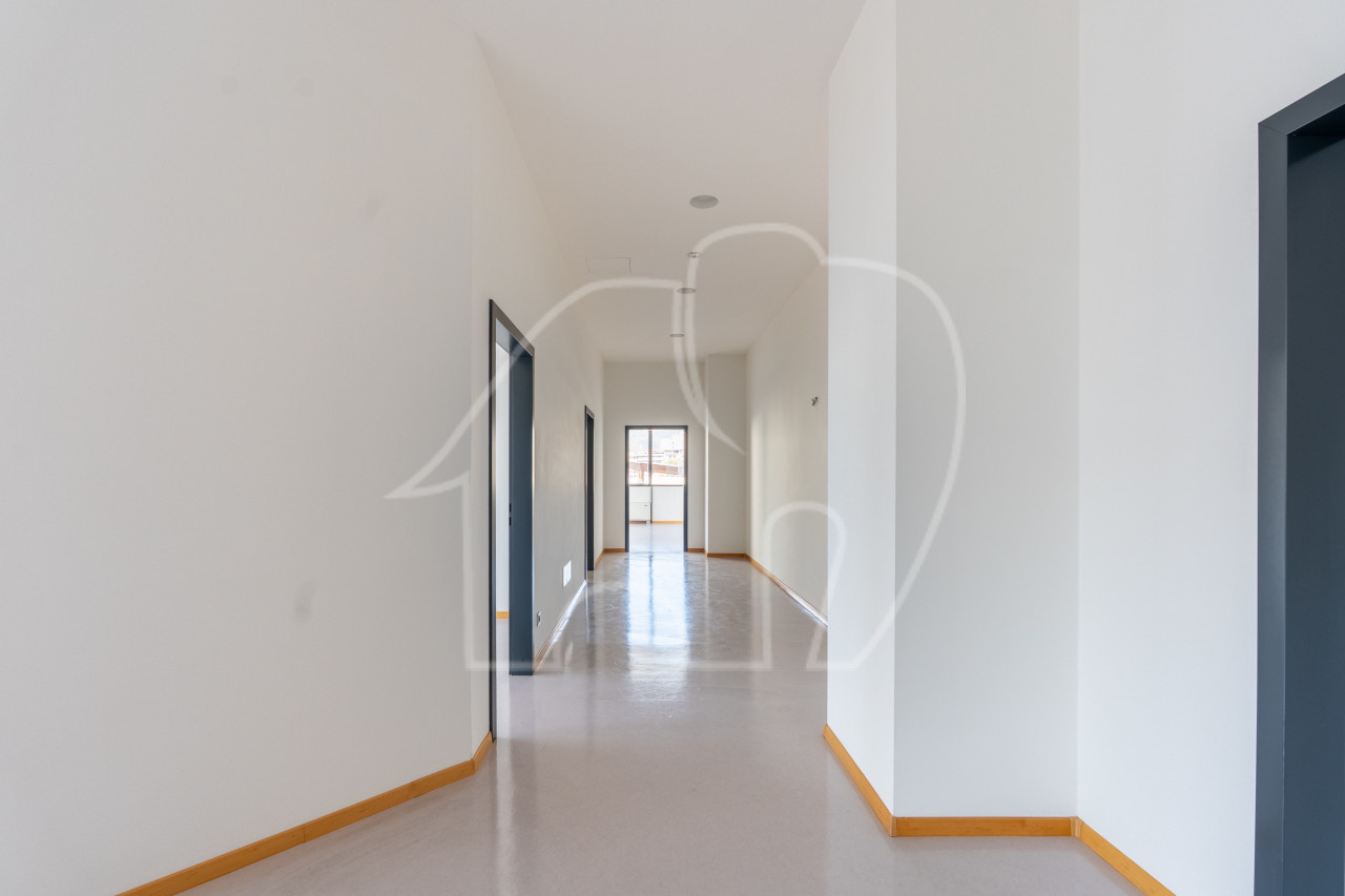 016__i23 Ampio ufficio con magazzino e montacarichi