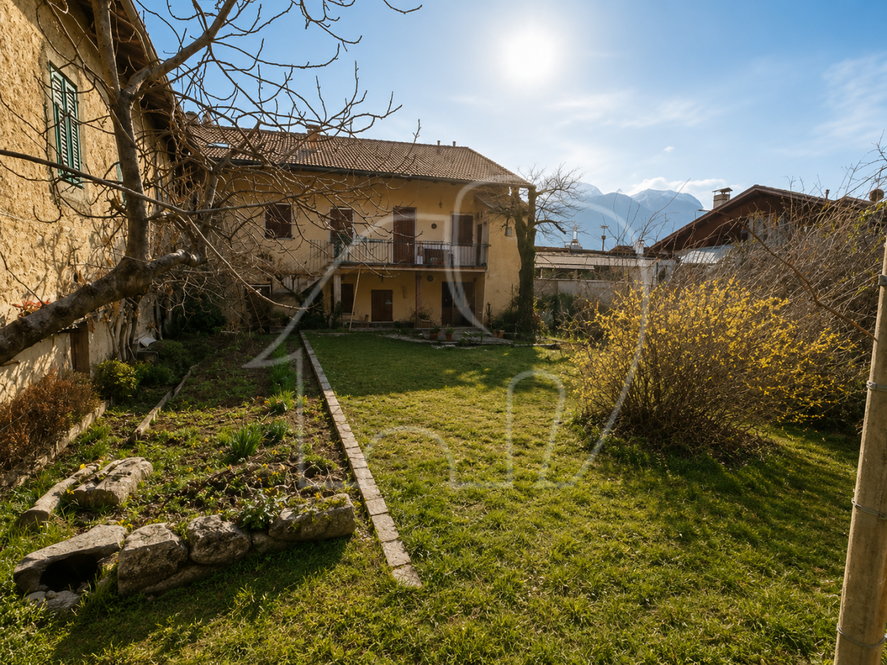Porzione di casa con terreno