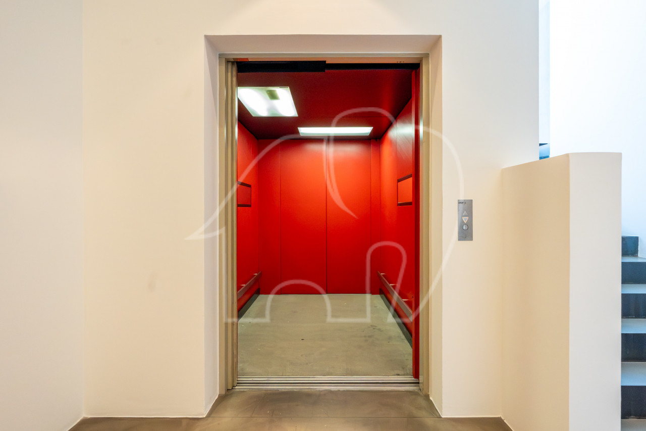 020__i18 Ampio ufficio con magazzino e montacarichi