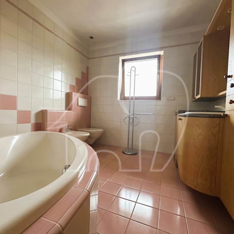 Pentalocale con soffitta