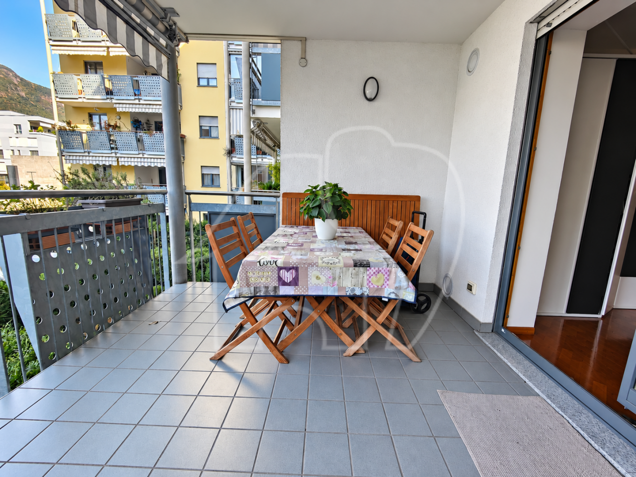 008__y8 Trilocale con ampia terrazza e cantina