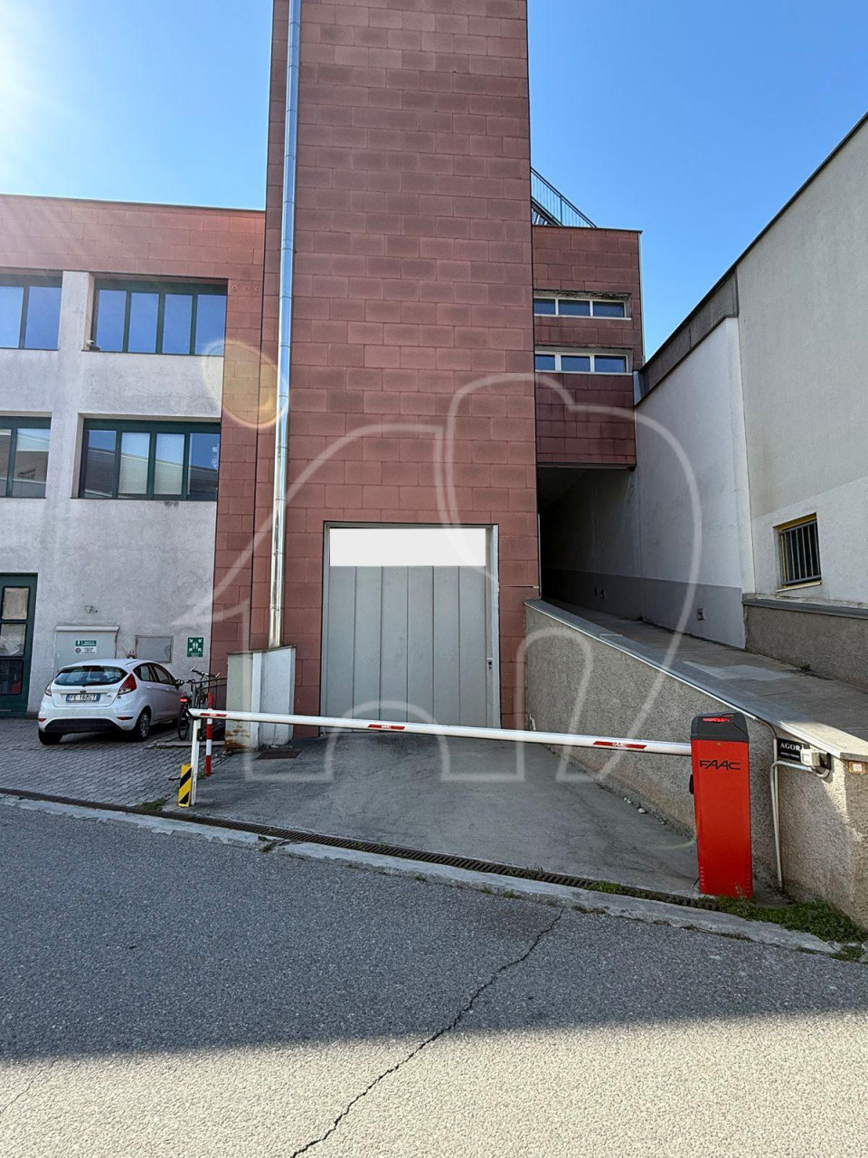 Großzügiges Lager/Halle mit 760 m² – Blick auf den Pferderennplatz und Wohnpotenzial