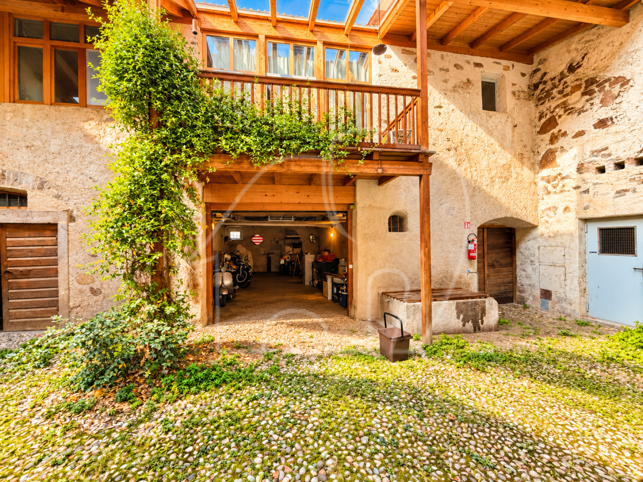 012__z14 Pentalocale storico con terrazza e fascino particolare