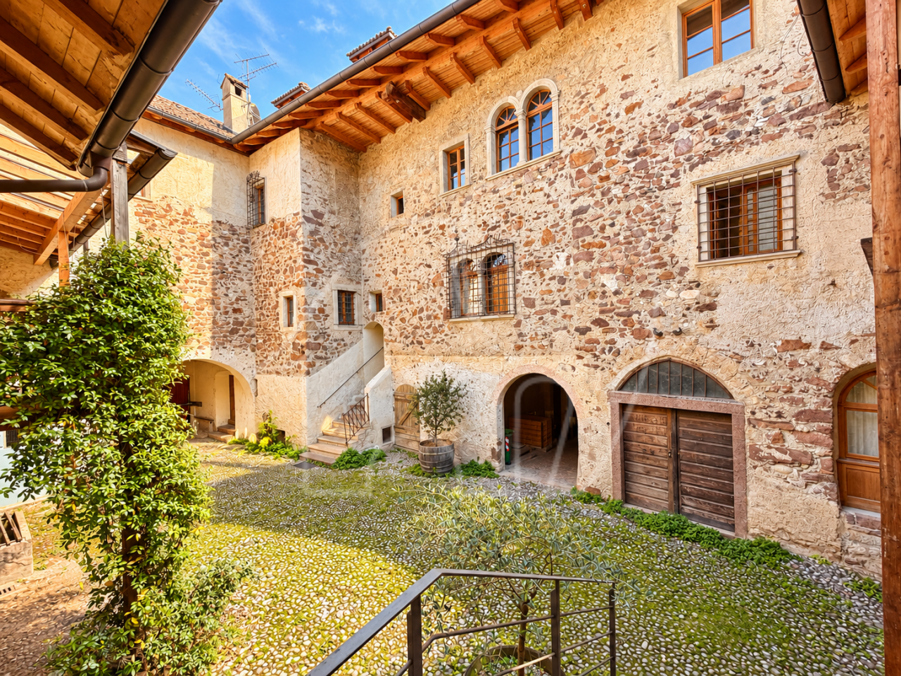 013__z16 Pentalocale storico con terrazza e fascino particolare