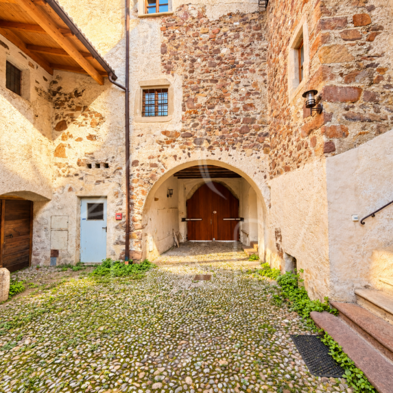 Pentalocale storico con terrazza e fascino particolare