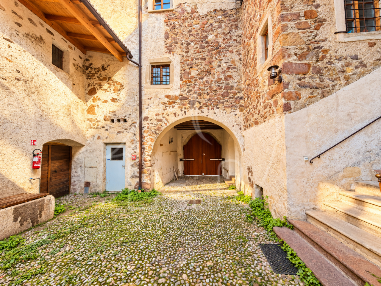 014__z17 Pentalocale storico con terrazza e fascino particolare